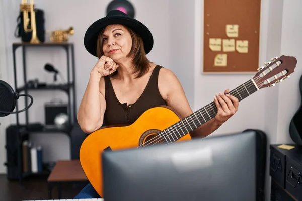 Middle Age Hispanic Woman Playing Classic Guitar Music Studio Serious — Stock Photo, Image