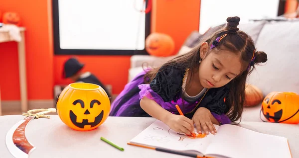 Roztomilé Hispánské Dívka Kreslení Notebook Halloween Party Doma — Stock fotografie