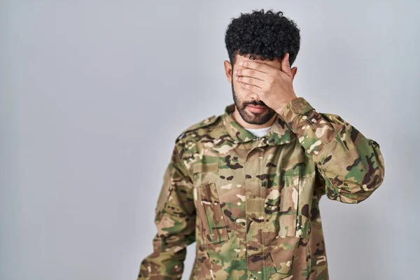 Arabische Man Draagt Camouflage Legeruniform Ogen Bedekkend Met Hand Ernstig — Stockfoto