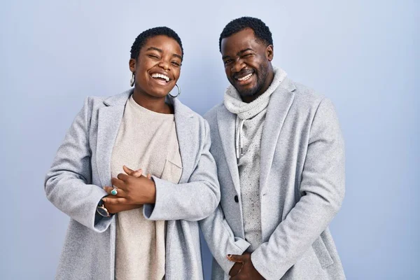 Genç Afro Amerikan Çifti Mavi Arka Planda Birlikte Durup Kameraya — Stok fotoğraf
