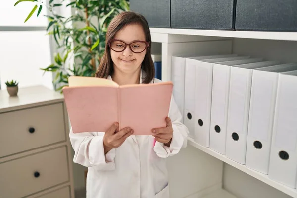 Syndrome Woman Wearing Doctor Uniform Reading Book Clinic — Stock Photo, Image