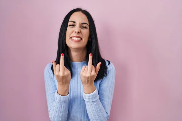Hispanic Woman Standing Pink Background Showing Middle Finger Doing Fuck — Φωτογραφία Αρχείου