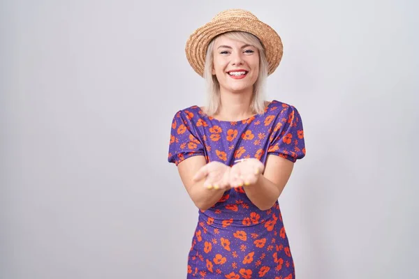 Jonge Blanke Vrouw Draagt Bloemen Jurk Zomerhoed Glimlachend Met Handen — Stockfoto