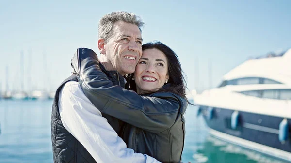 Seniorenpaar Lächelt Selbstbewusst Und Umarmt Sich Hafen — Stockfoto