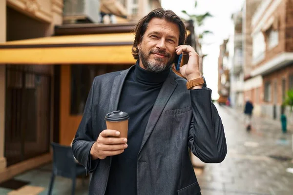 Hombre Mediana Edad Hablando Teléfono Inteligente Beber Café Calle —  Fotos de Stock