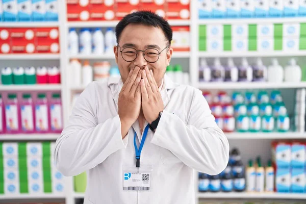 Jovem Chinês Trabalhando Farmácia Farmácia Farmácia Rindo Risos Envergonhados Cobrindo — Fotografia de Stock