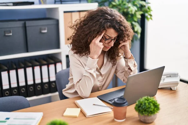 Young Hispanic Woman Business Worker Stressed Using Laptop Working Office — Φωτογραφία Αρχείου