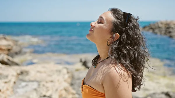 若いです美しいですヒスパニック女性観光客身に着けていますビキニ呼吸でビーチ — ストック写真