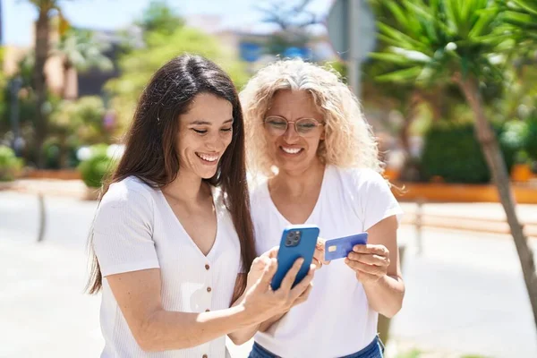 Zwei Frauen Mit Smartphone Und Kreditkarte Auf Der Straße — Stockfoto