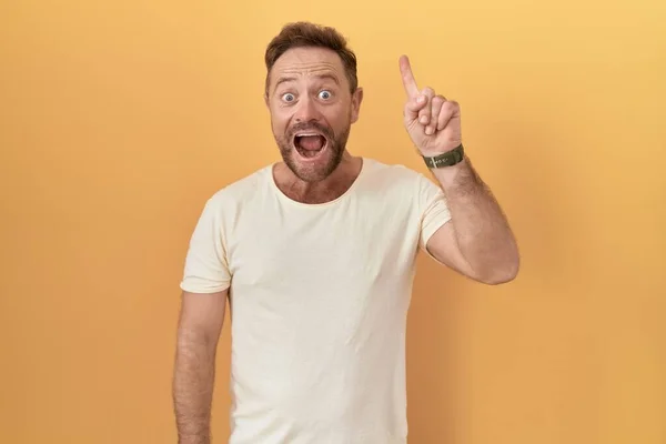 Homem Meia Idade Com Barba Sobre Fundo Amarelo Apontando Dedo — Fotografia de Stock