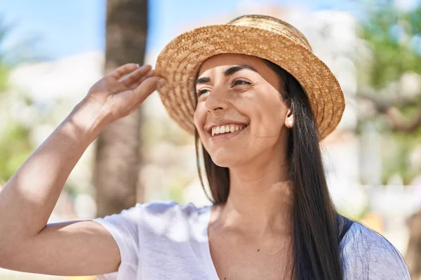 Young Hispanic Woman Tourist Smiling Confident Standing Park — Stockfoto