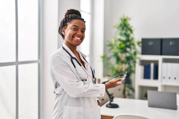 Afro Amerikaanse Vrouw Doktersuniform Doet Welkomstgebaar Met Handen Kliniek — Stockfoto