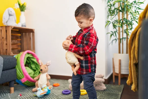 Sevimli Spanyol Çocuk Evde Oyuncak Bebekle Oynuyor — Stok fotoğraf