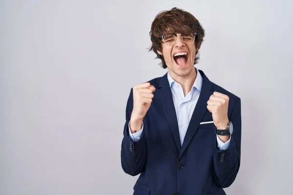 Joven Empresario Hispano Con Gafas Emocionadas Por Éxito Con Los —  Fotos de Stock