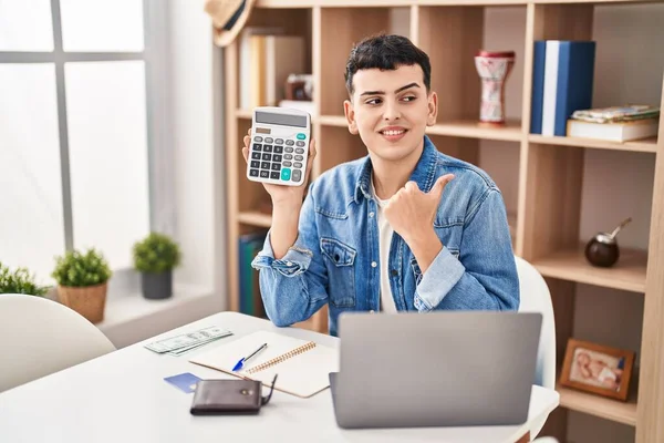 Persona Binaria Calculando Ahorro Dinero Apuntando Pulgar Hacia Lado Sonriendo — Foto de Stock