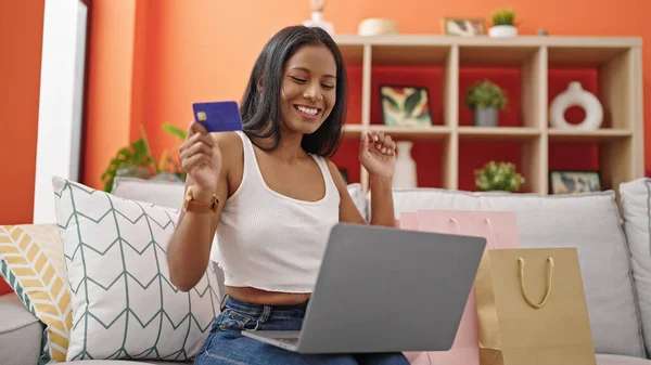 Africano Americano Mulher Compras Com Laptop Cartão Crédito Com Expressão — Fotografia de Stock