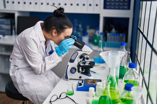 Young Caucasian Woman Scientist Using Microscope Laboratory — Stock Photo, Image