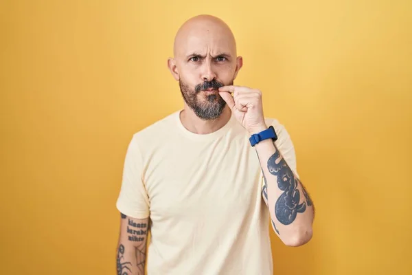 Homem Hispânico Com Tatuagens Sobre Boca Fundo Amarelo Lábios Fechados — Fotografia de Stock