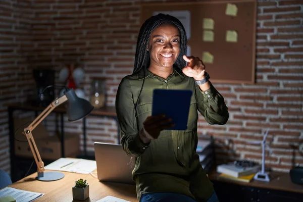 Geceleri Ofiste Örgü Ören Genç Afro Amerikalı Seni Kamerayı Parmaklarıyla — Stok fotoğraf