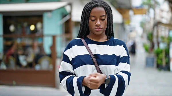 Africano Americano Mulher Vestindo Relógio Esperando Com Expressão Séria Café — Fotografia de Stock