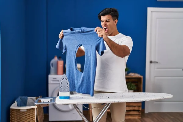Hombre Hispano Planchando Sosteniendo Camisa Hierro Quemada Lavandería Enojado Loco — Foto de Stock