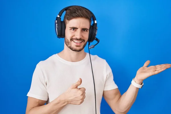 Ισπανόφωνος Άνδρας Γενειάδα Ακούγοντας Μουσική Φορώντας Ακουστικά Που Δείχνουν Παλάμη — Φωτογραφία Αρχείου