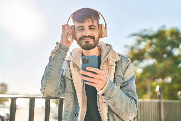 Joven Hombre Hispano Sonriendo Confiado Escuchando Música Calle — Foto de Stock