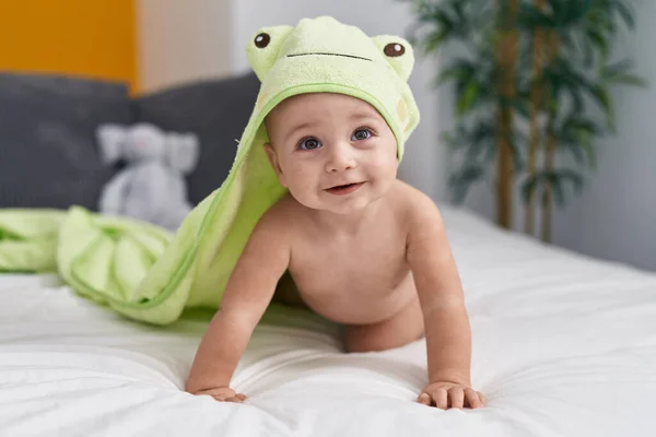 Beyaz Sevimli Kurbağa Bornozu Giymiş Bir Bebek Yatak Odasında Yatakta — Stok fotoğraf