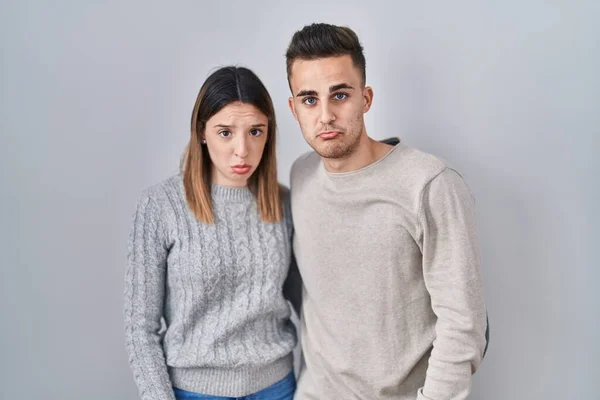 Unga Latinamerikanska Par Står Över Vit Bakgrund Deprimerade Och Oroa — Stockfoto
