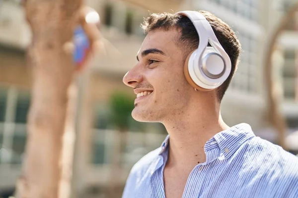 Jeune Homme Hispanique Souriant Confiant Écoutant Musique Dans Rue — Photo