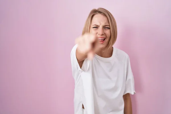 Young Caucasian Woman Standing Pink Background Pointing Displeased Frustrated Camera — Stockfoto