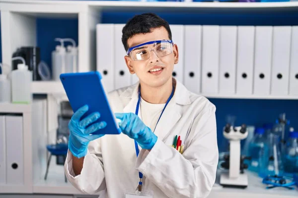 Jovem Cientista Homem Não Binário Sorrindo Confiante Usando Touchpad Laboratório — Fotografia de Stock