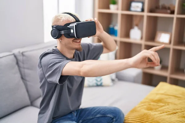 Jonge Blanke Man Met Behulp Van Virtual Reality Bril Thuis — Stockfoto
