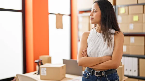 Joven Mujer Hispana Hermosa Comercio Electrónico Trabajador Negocios Pie Con —  Fotos de Stock