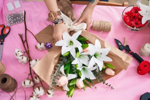 Chinesische Blumenhändlerin Macht Blumenstrauß Blumenladen — Stockfoto