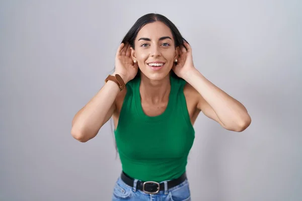 Young Woman Standing Isolated Background Trying Hear Both Hands Ear — Stockfoto
