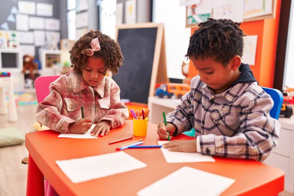 스러운 아프리카 미국인 미취학 학생들 유치원에서 종이에 그림을 그리며 — 스톡 사진