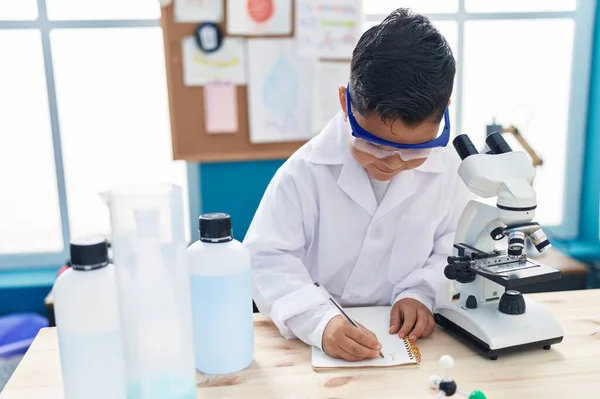 Entzückender Hispanischer Junge Mit Mikroskop Notizen Labor Klassenzimmer — Stockfoto
