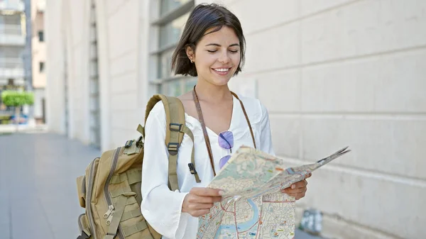 年轻美丽的惊慌失措的女游客微笑着 自信地拿着城市的地图在街上走着 — 图库照片