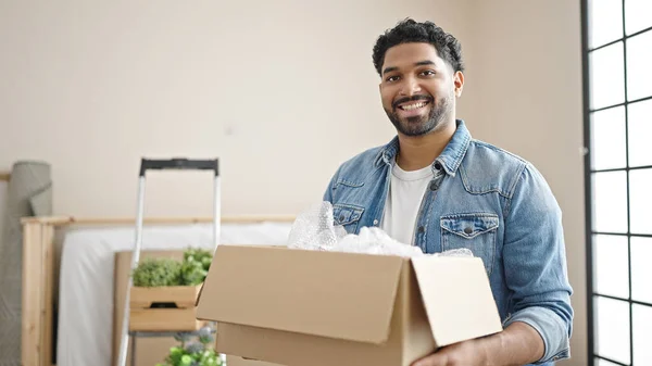 Africký Američan Usmívá Sebevědomě Drží Balíček Novém Domově — Stock fotografie