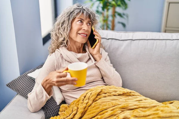 Frau Mittleren Alters Trinkt Kaffee Und Telefoniert Hause Mit Dem — Stockfoto
