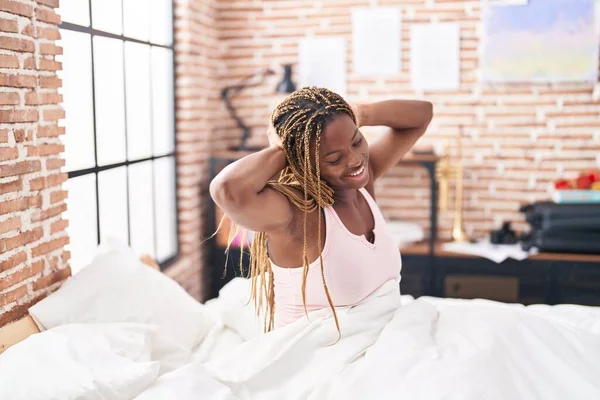 Mujer Afroamericana Despertando Estirando Brazos Dormitorio — Foto de Stock