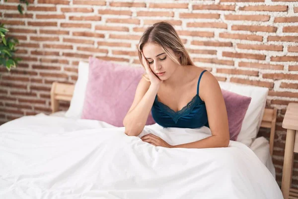 Young Blonde Woman Stressed Sitting Bed Bedroom — Foto de Stock