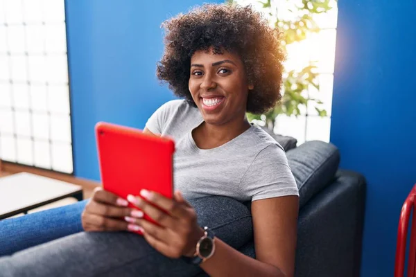 African American Woman Using Touchpad Sitting Sofa Home — стокове фото