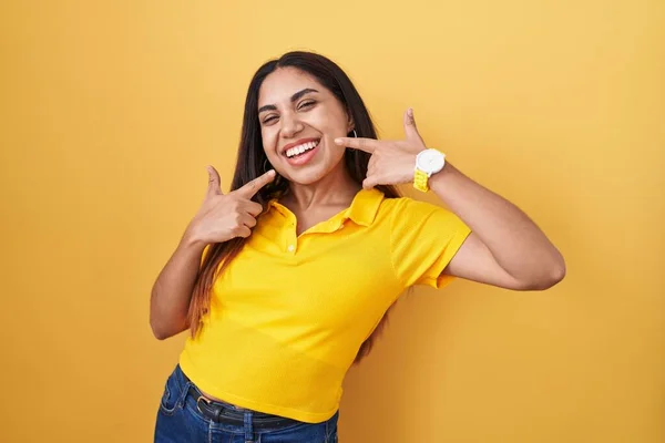 Jonge Arabische Vrouw Staat Gele Achtergrond Lachend Vrolijk Tonen Wijzen — Stockfoto