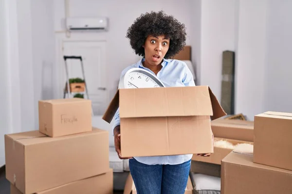 Zwarte Vrouw Met Krullend Haar Verhuizen Naar Een Nieuw Huis — Stockfoto