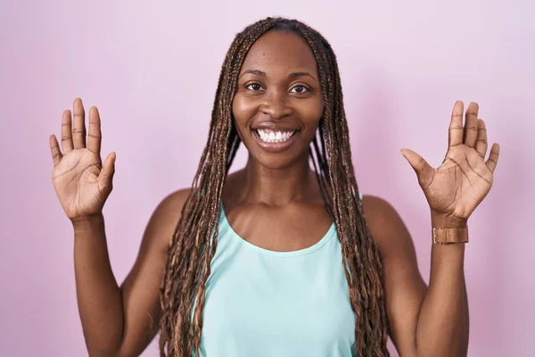 Mujer Afroamericana Pie Sobre Fondo Rosa Mostrando Señalando Hacia Arriba —  Fotos de Stock