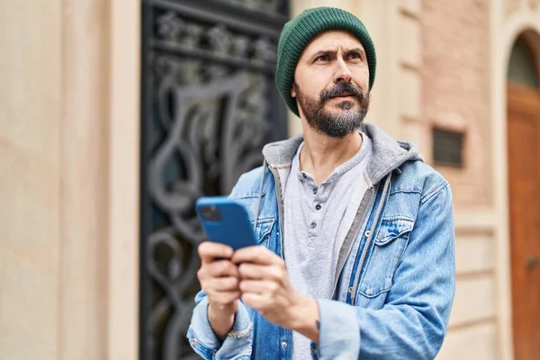 Jeune Homme Chauve Utilisant Smartphone Avec Une Expression Sérieuse Dans — Photo