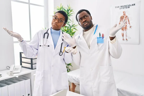 Giovani Medici Afroamericani Che Lavorano Presso Clinica Medica Espressione Indiscussa — Foto Stock