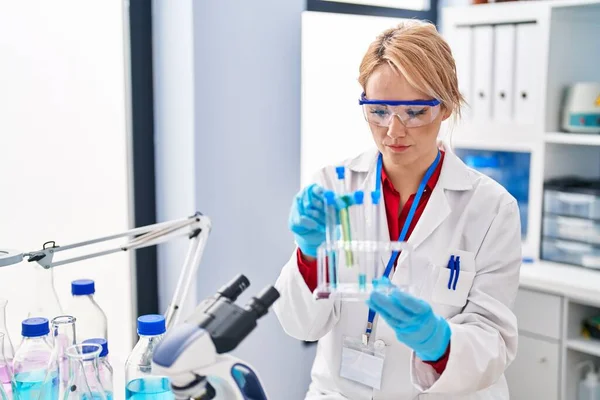 Jong Blond Vrouw Wetenschapper Houden Test Buizen Laboratorium — Stockfoto